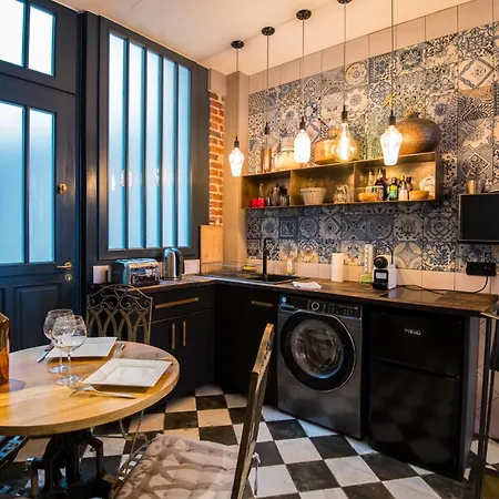 Luxury Industrial With Private Hammam At Montparnasse Paryż