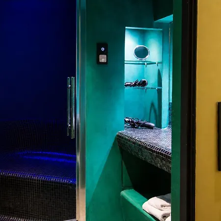Luxury Industrial With Private Hammam At Montparnasse Paryż