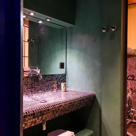 Luxury Industrial With Private Hammam At Montparnasse Paryż